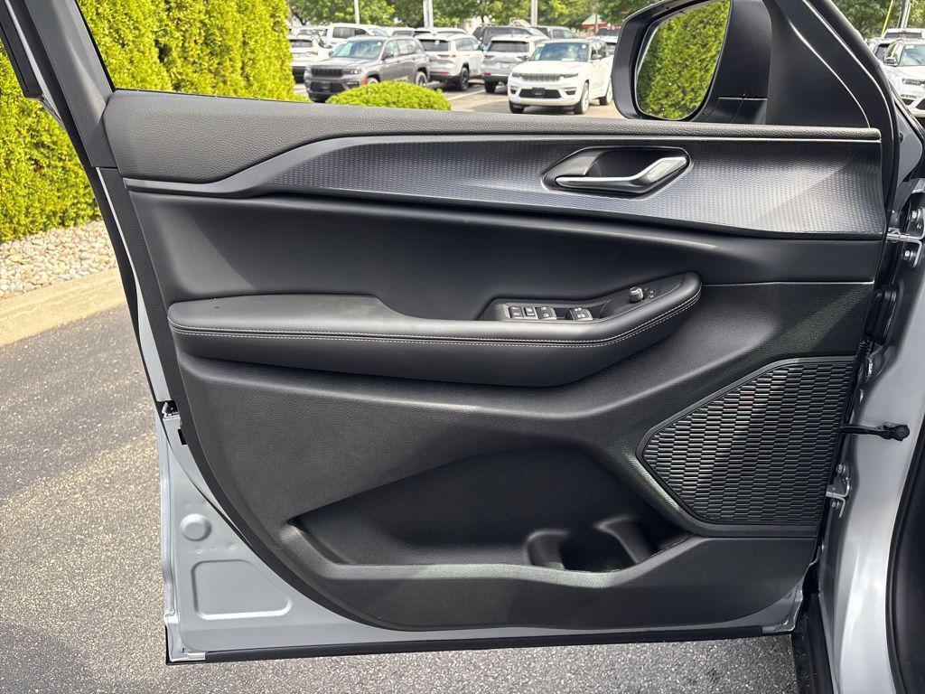 new 2025 Jeep Grand Cherokee car, priced at $40,153