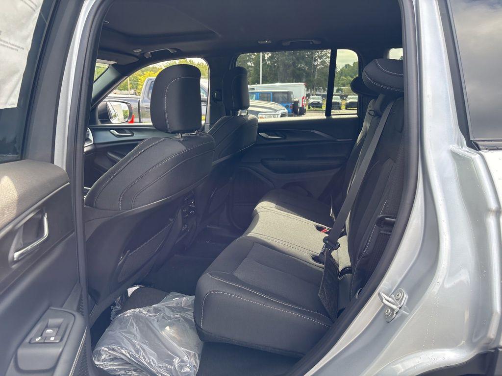 new 2025 Jeep Grand Cherokee car, priced at $40,153