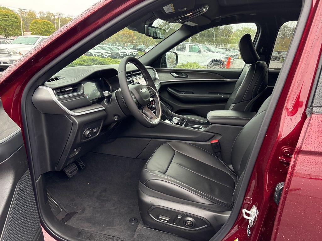 new 2025 Jeep Grand Cherokee car, priced at $48,957