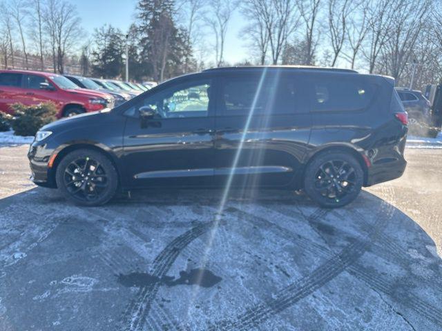 new 2025 Chrysler Pacifica car, priced at $45,714