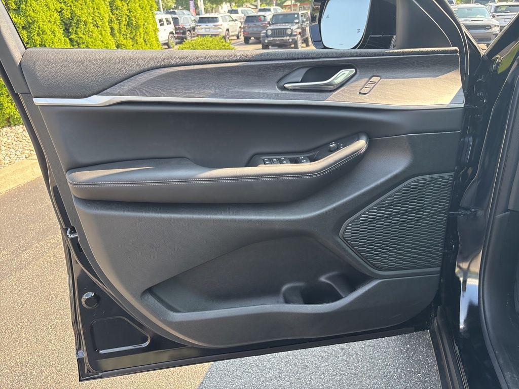new 2025 Jeep Grand Cherokee car, priced at $46,760