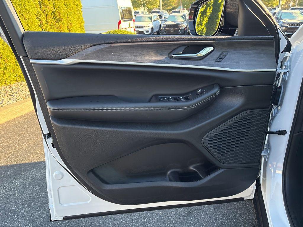 new 2025 Jeep Grand Cherokee car, priced at $48,410