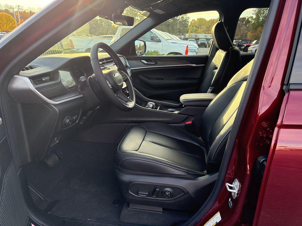 new 2025 Jeep Grand Cherokee car, priced at $50,948