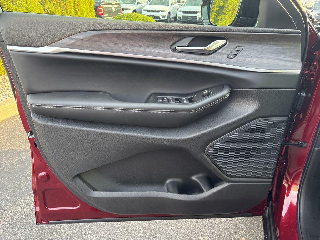 new 2025 Jeep Grand Cherokee car, priced at $50,948