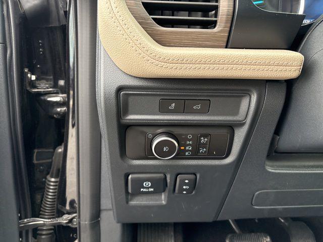 used 2023 Ford Expedition car, priced at $43,544