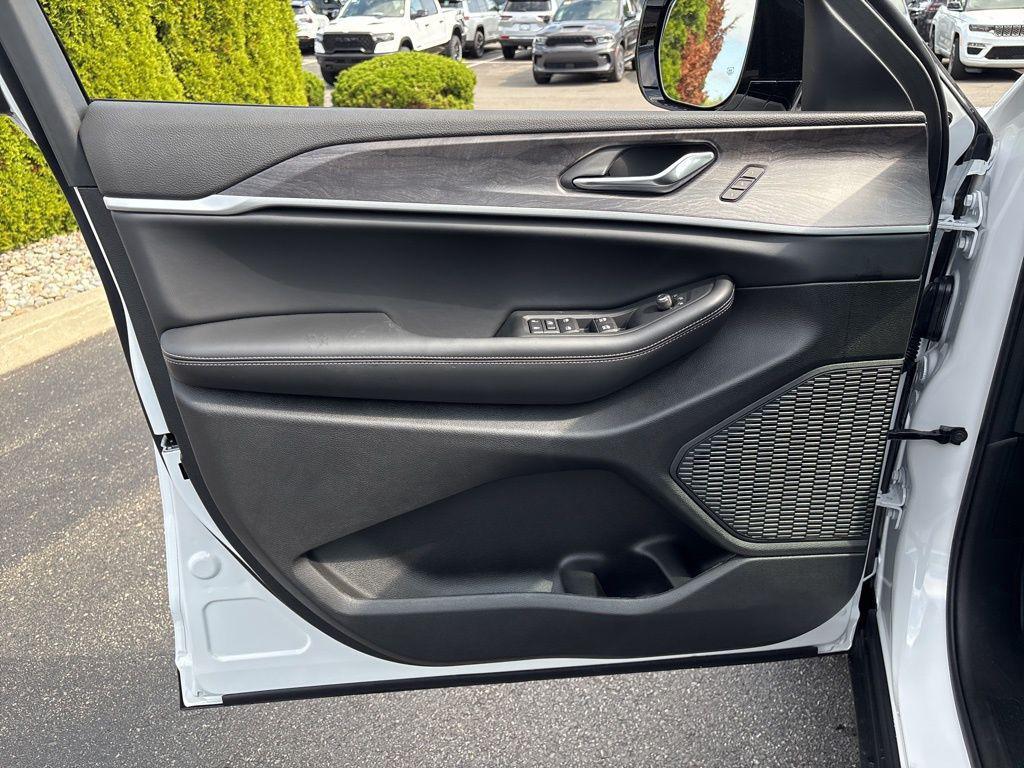 new 2025 Jeep Grand Cherokee car, priced at $50,062