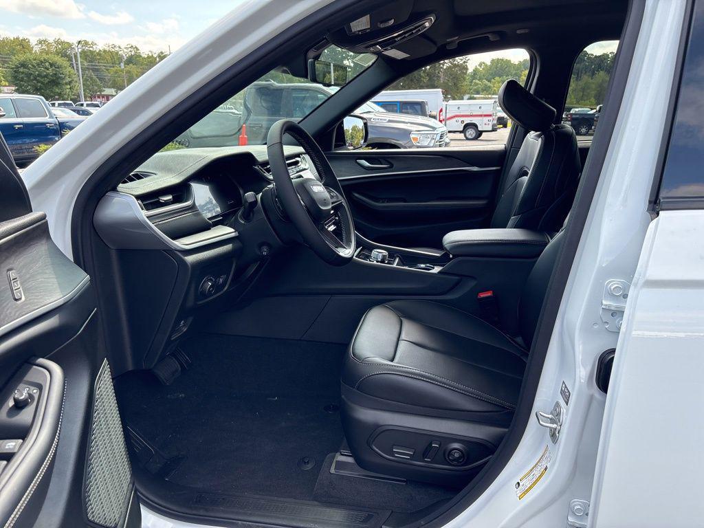 new 2025 Jeep Grand Cherokee car, priced at $50,062