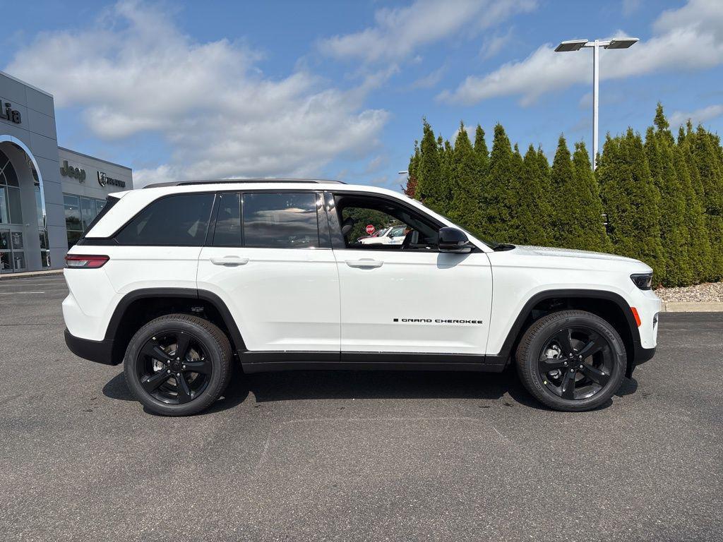 new 2025 Jeep Grand Cherokee car, priced at $50,062