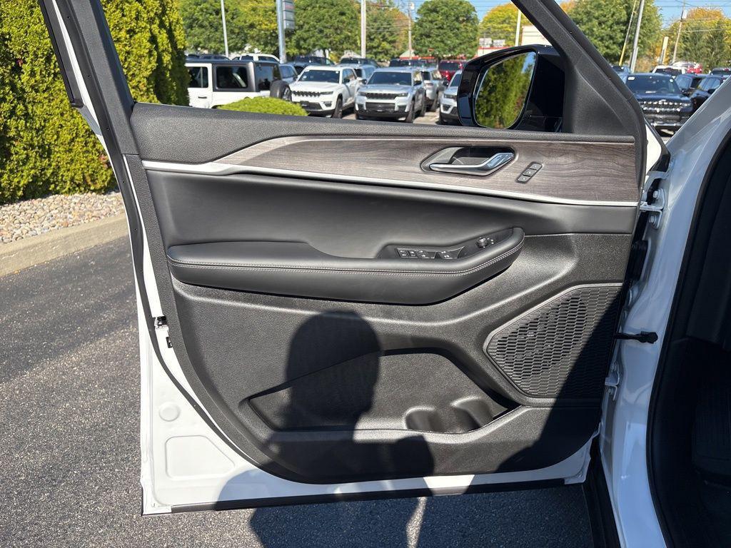 new 2025 Jeep Grand Cherokee car, priced at $50,612