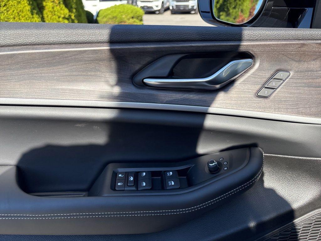 new 2025 Jeep Grand Cherokee car, priced at $50,612