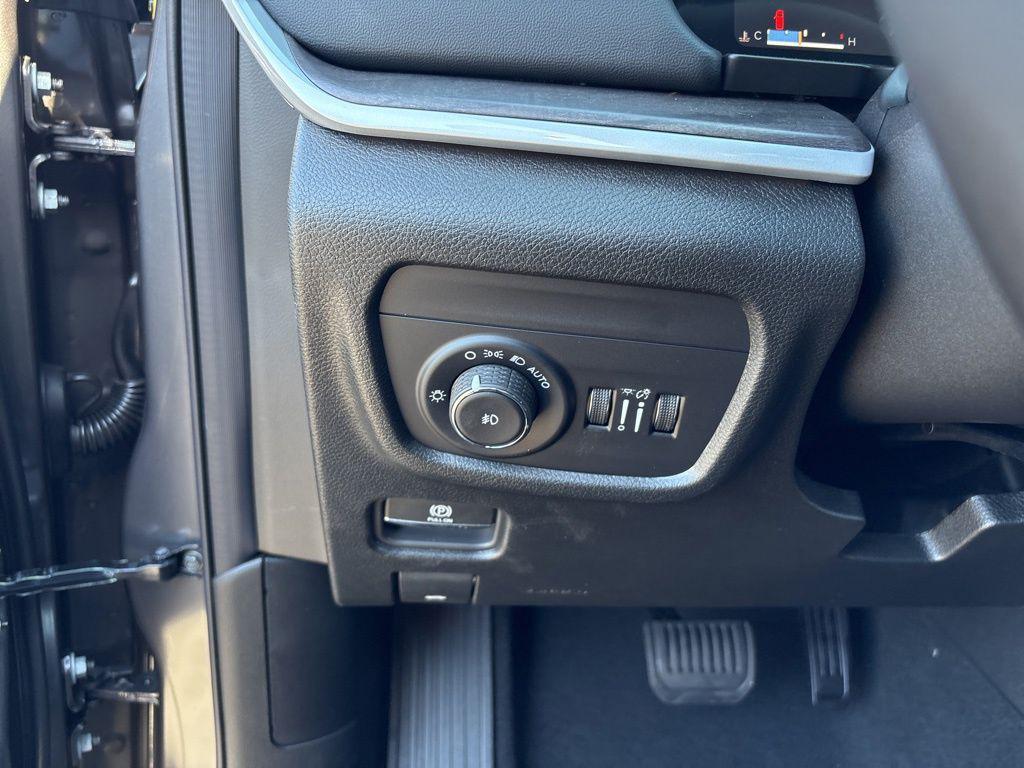 new 2025 Jeep Grand Cherokee car, priced at $45,961