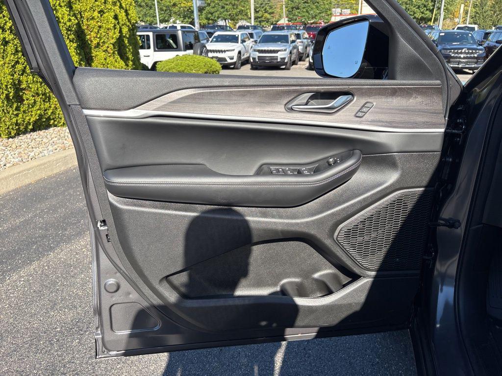 new 2025 Jeep Grand Cherokee car, priced at $45,961