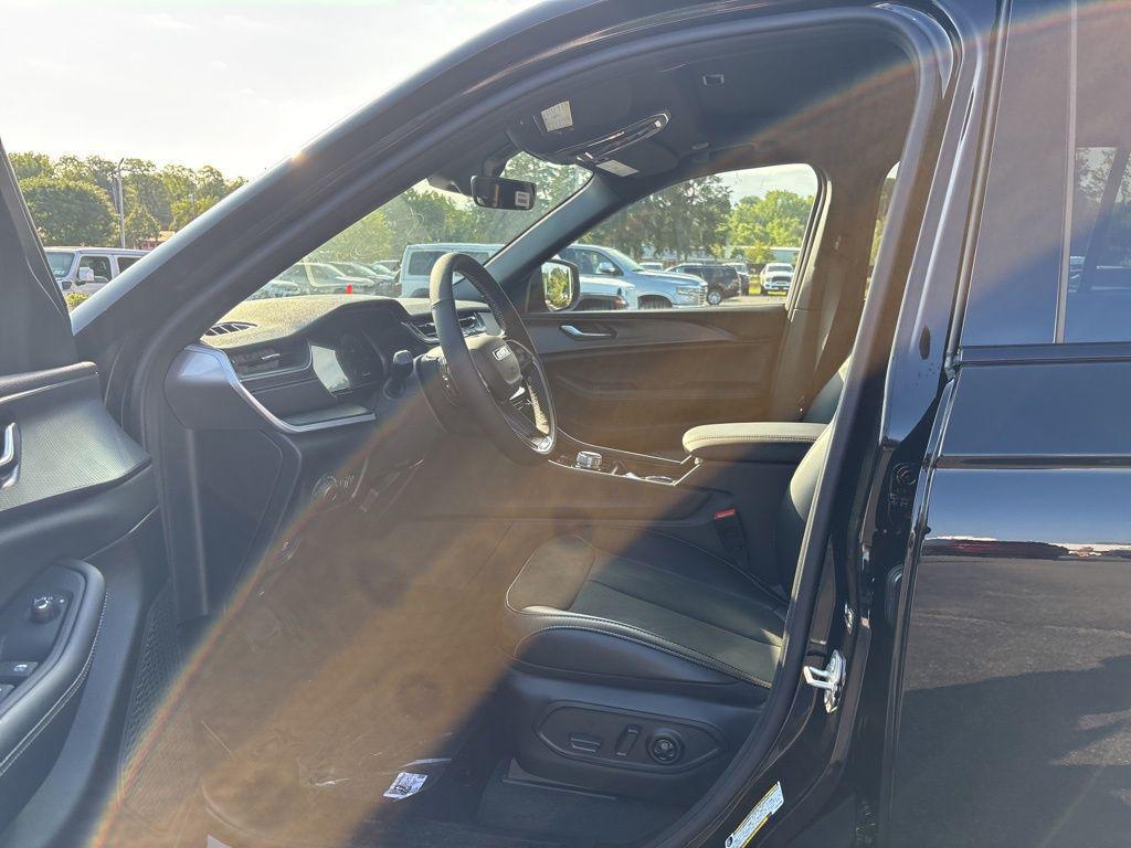 new 2025 Jeep Grand Cherokee car, priced at $41,552
