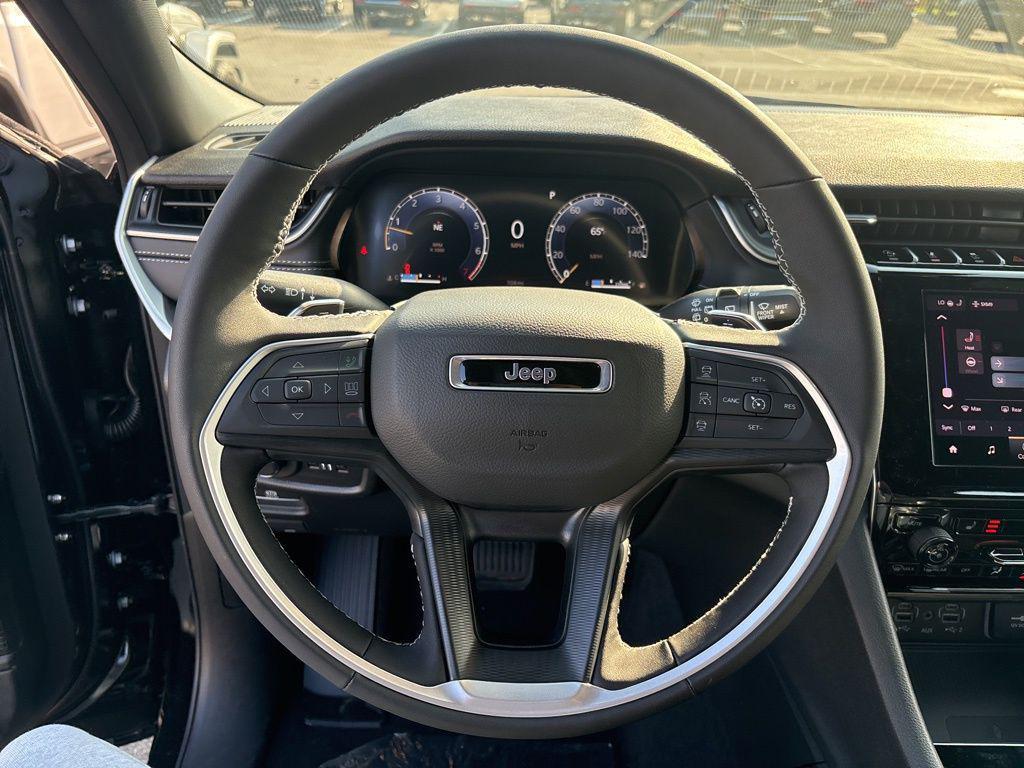 new 2025 Jeep Grand Cherokee car, priced at $41,552