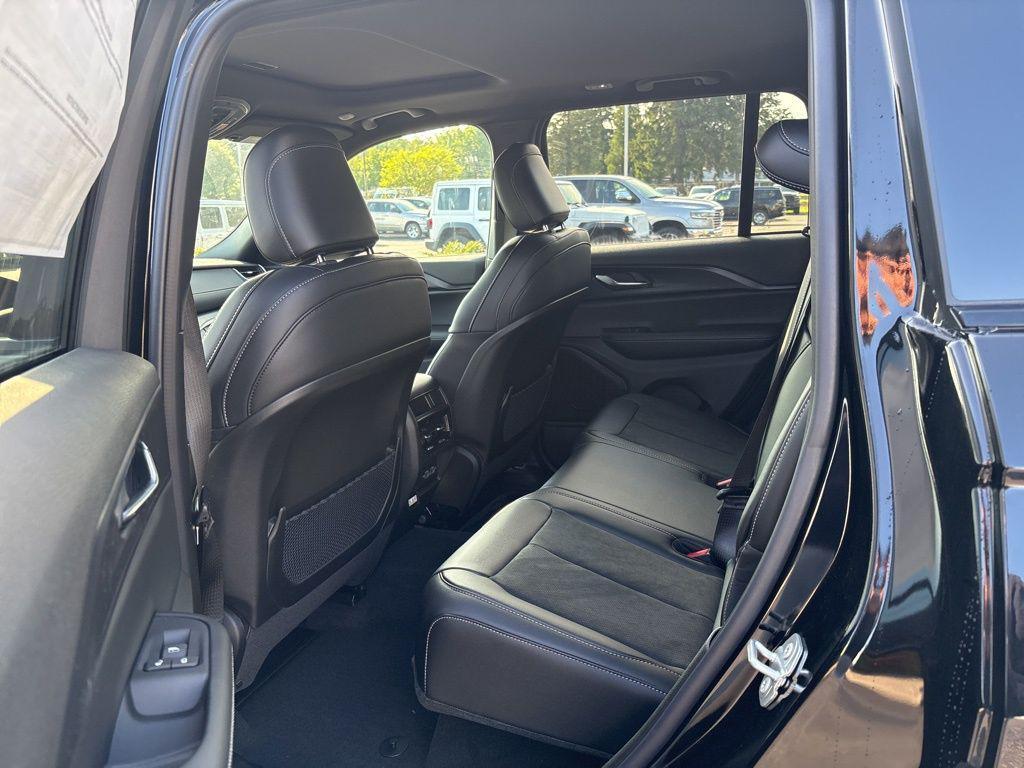 new 2025 Jeep Grand Cherokee car, priced at $41,552