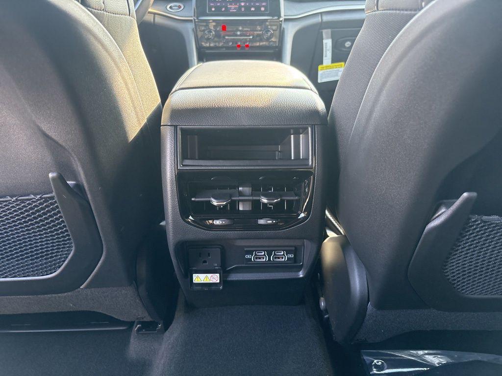 new 2025 Jeep Grand Cherokee car, priced at $41,552