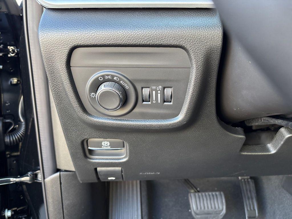 new 2025 Jeep Grand Cherokee car, priced at $40,153