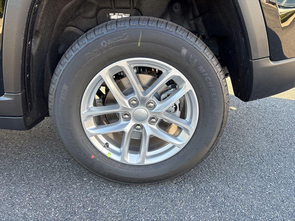 new 2025 Jeep Grand Cherokee car, priced at $40,153