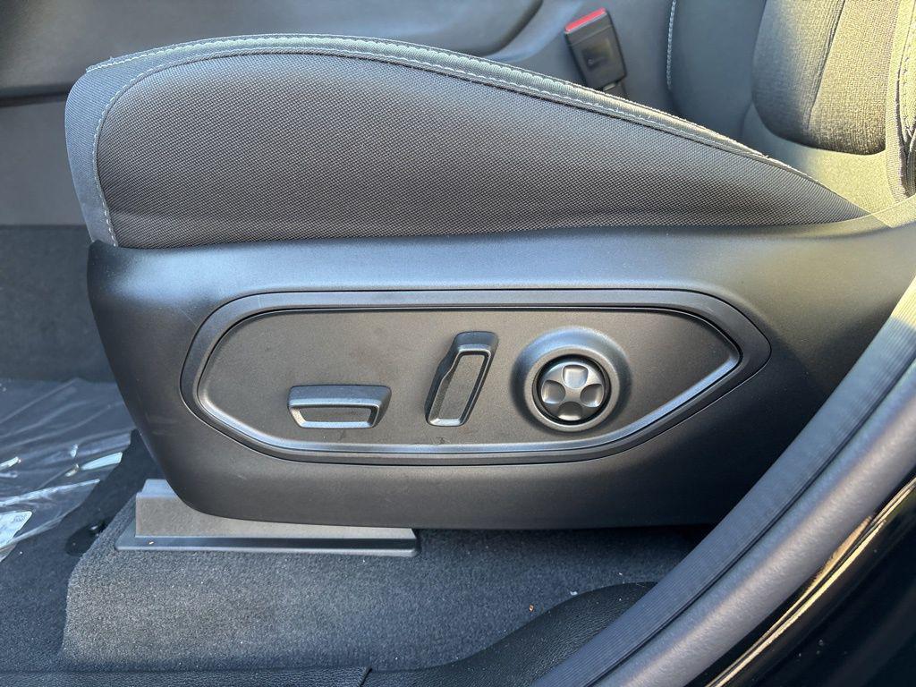 new 2025 Jeep Grand Cherokee car, priced at $40,153