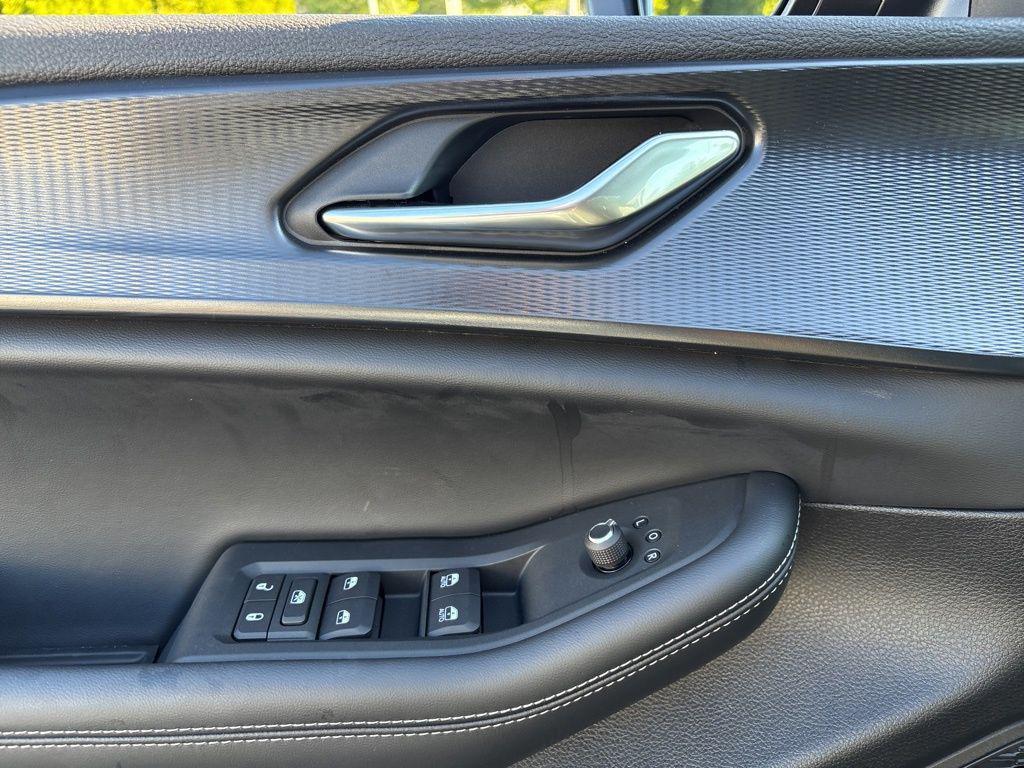 new 2025 Jeep Grand Cherokee car, priced at $40,153