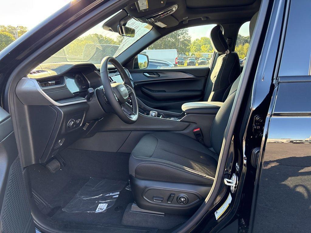 new 2025 Jeep Grand Cherokee car, priced at $40,153