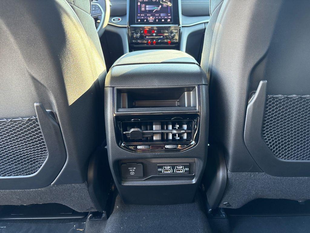 new 2025 Jeep Grand Cherokee car, priced at $40,153