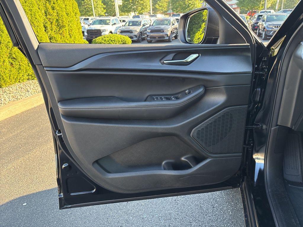 new 2025 Jeep Grand Cherokee car, priced at $40,153