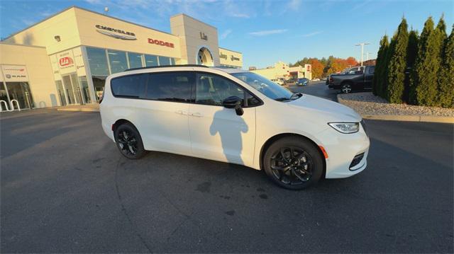 new 2025 Chrysler Pacifica car, priced at $53,540