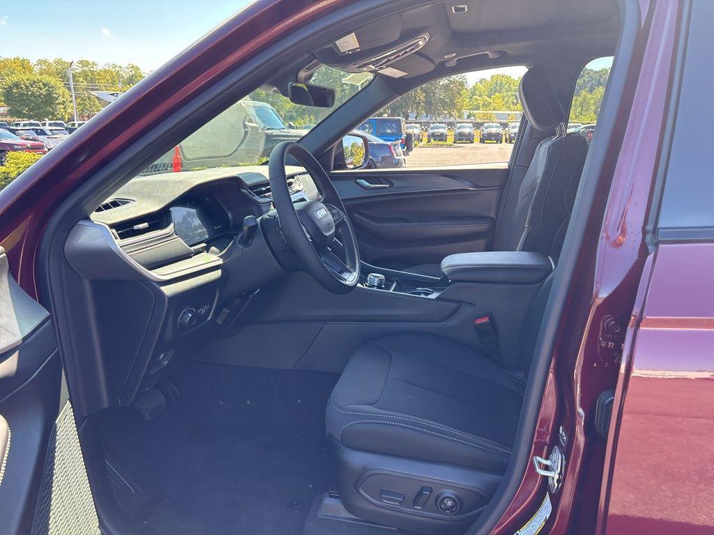 new 2025 Jeep Grand Cherokee car, priced at $39,537