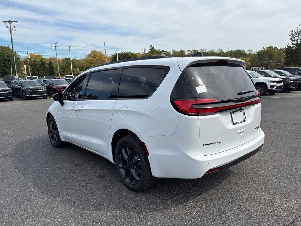 new 2026 Chrysler Pacifica car, priced at $52,169