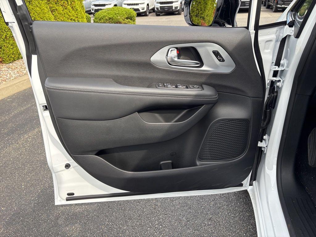 new 2026 Chrysler Pacifica car, priced at $52,169