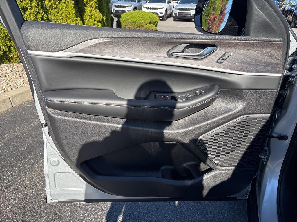 new 2025 Jeep Grand Cherokee car, priced at $45,961