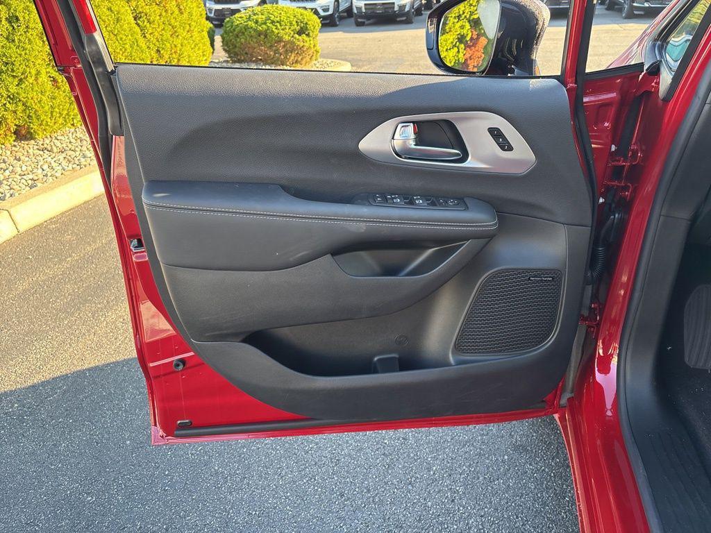 new 2026 Chrysler Pacifica car, priced at $55,913