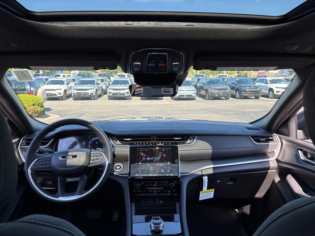 new 2025 Jeep Grand Cherokee car, priced at $40,153