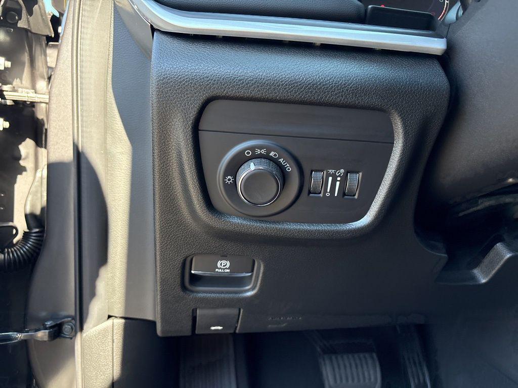 new 2025 Jeep Grand Cherokee car, priced at $40,153