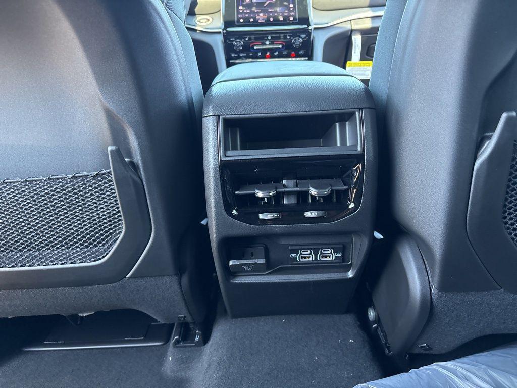 new 2025 Jeep Grand Cherokee car, priced at $40,153