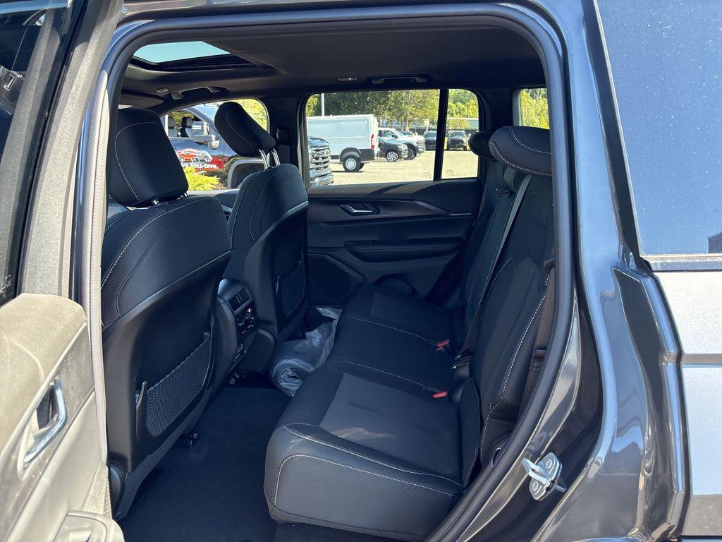 new 2025 Jeep Grand Cherokee car, priced at $40,153