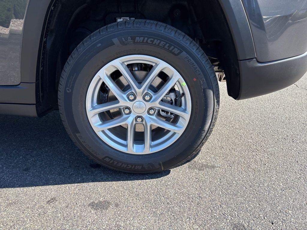 new 2025 Jeep Grand Cherokee car, priced at $40,153