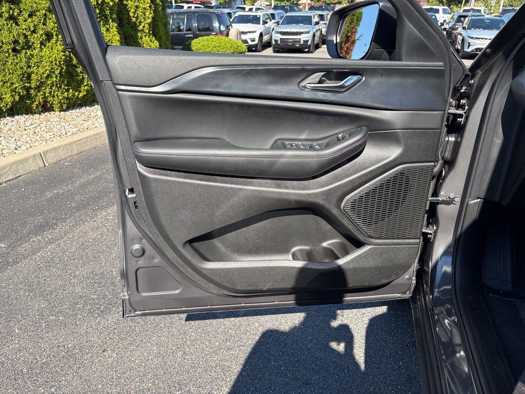 new 2025 Jeep Grand Cherokee car, priced at $40,153