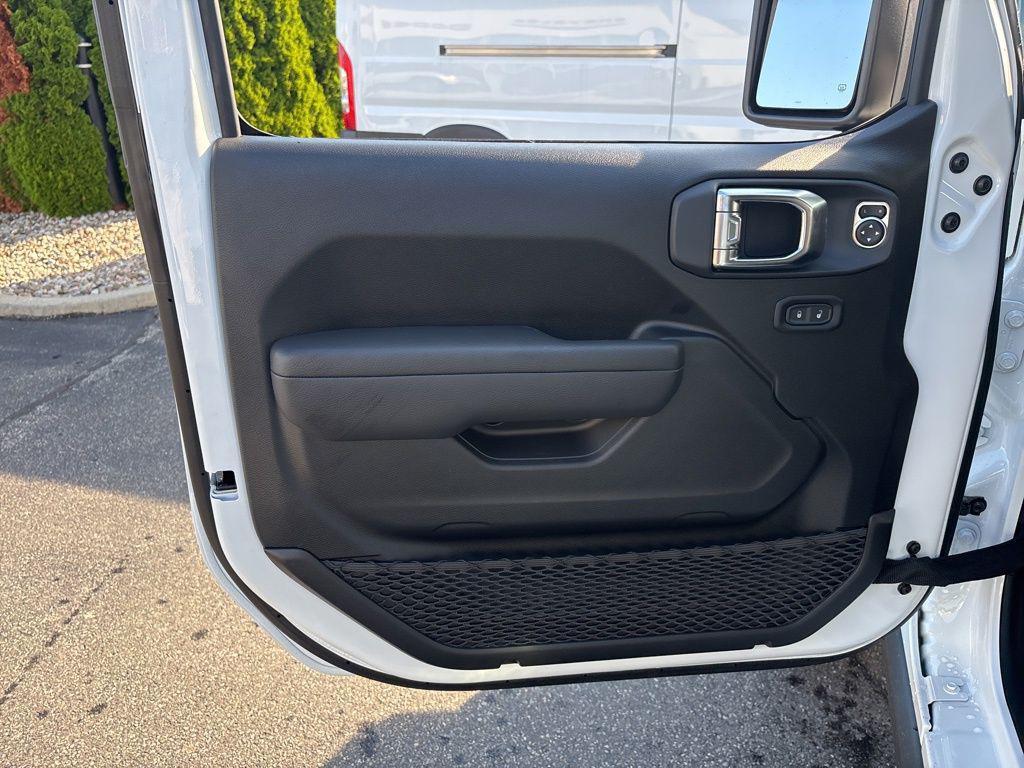 new 2025 Jeep Wrangler car, priced at $53,046
