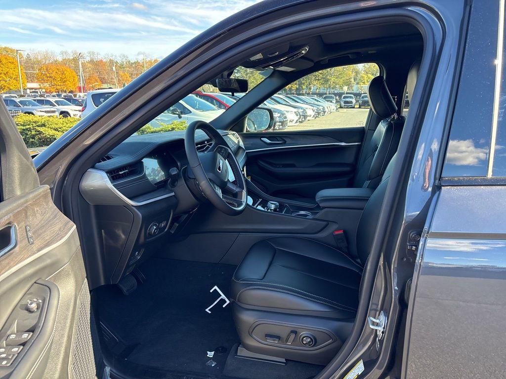 new 2025 Jeep Grand Cherokee car, priced at $50,948