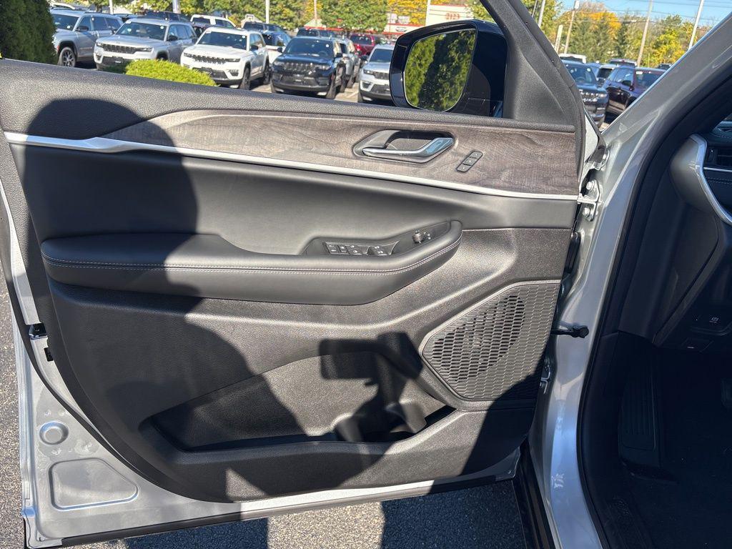 new 2025 Jeep Grand Cherokee car, priced at $50,910