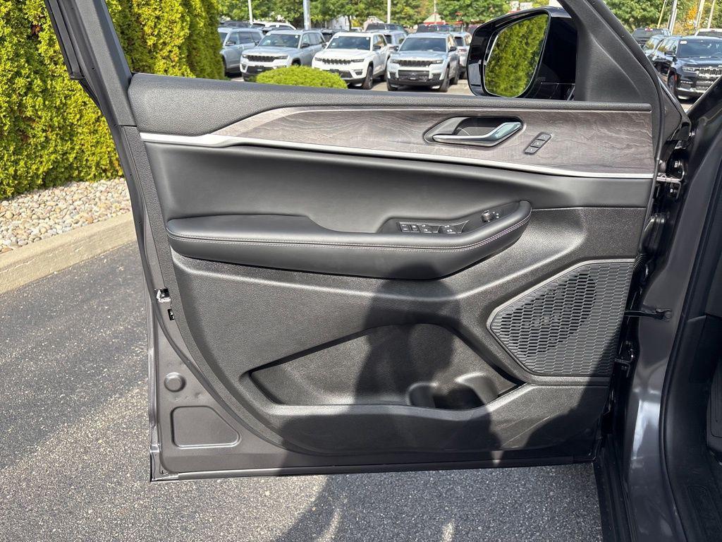 new 2025 Jeep Grand Cherokee car, priced at $51,184