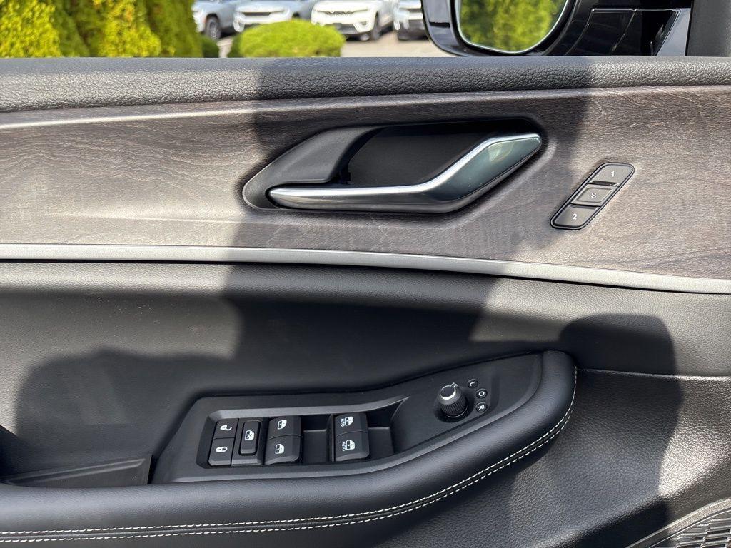 new 2025 Jeep Grand Cherokee car, priced at $51,184