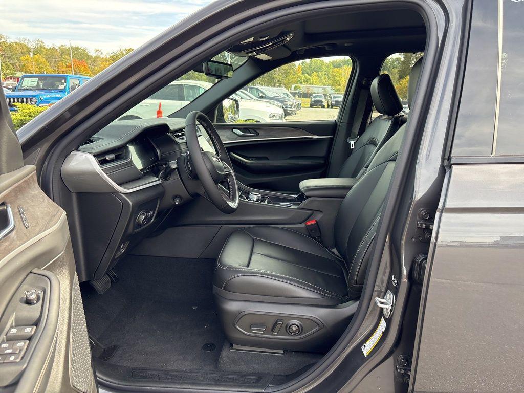 new 2025 Jeep Grand Cherokee car, priced at $51,184