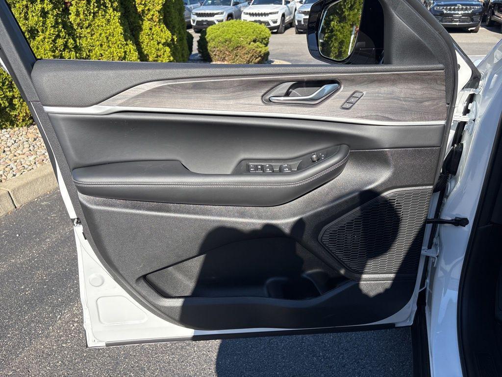 new 2025 Jeep Grand Cherokee car, priced at $50,612