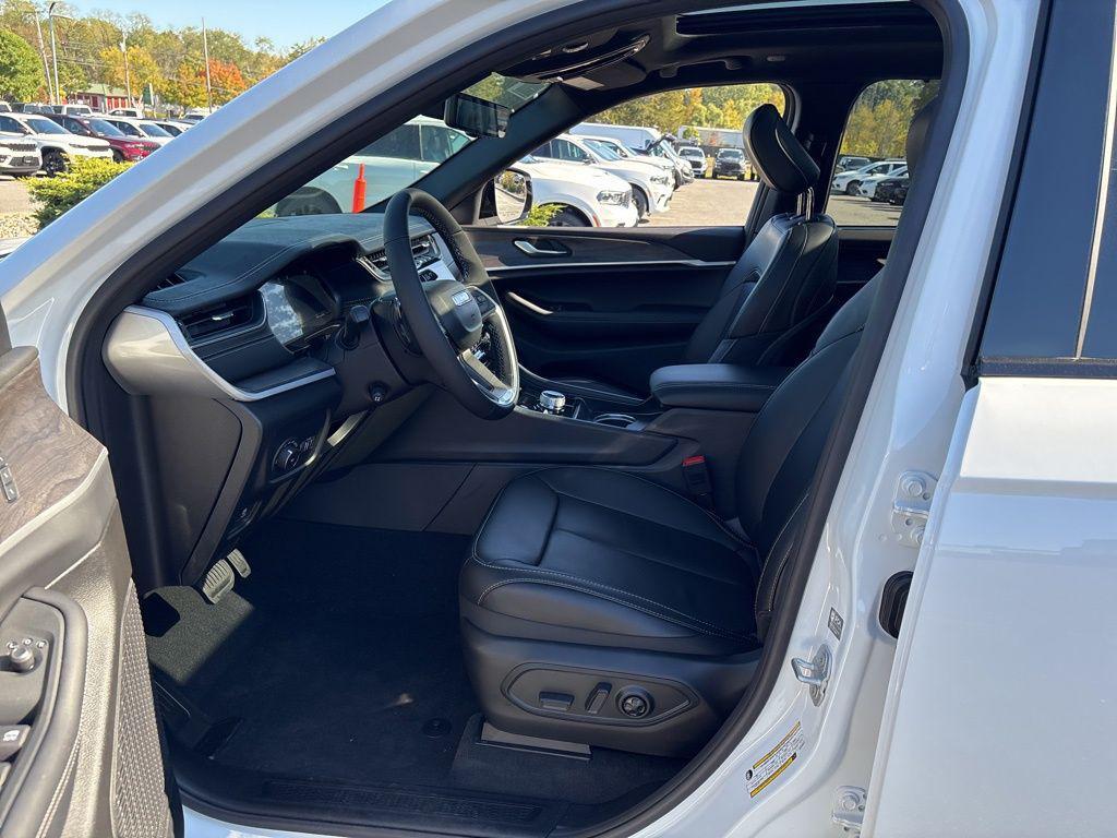 new 2025 Jeep Grand Cherokee car, priced at $50,612