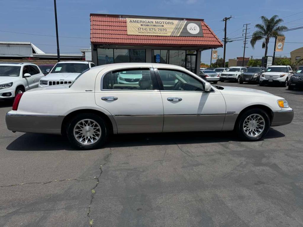 used 2000 Lincoln Town Car car, priced at $5,988