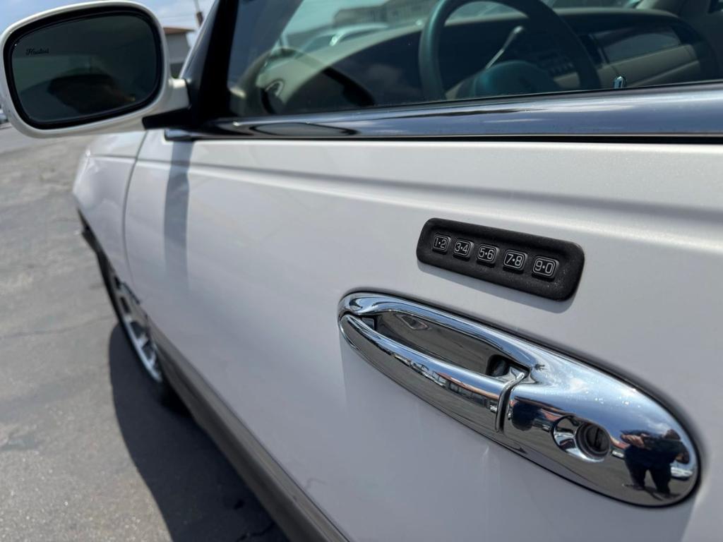 used 2000 Lincoln Town Car car, priced at $5,988