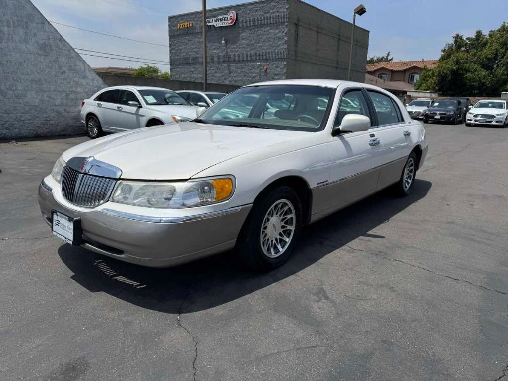 used 2000 Lincoln Town Car car, priced at $5,988